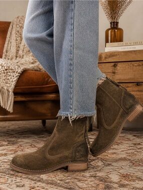 Cruza Mila Size 8 Brown Suede Leather Ankle Boots Back Zip Lug Sole Boho Western